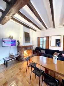 sala de estar con mesa y chimenea en 7 bedrooms house with private pool and enclosed garden at Tortosa, en Tortosa
