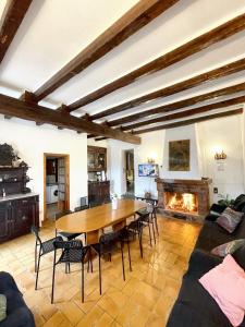 sala de estar con mesa, sillas y chimenea en 7 bedrooms house with private pool and enclosed garden at Tortosa, en Tortosa