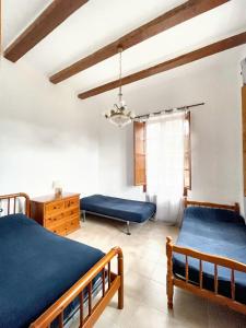 1 dormitorio con 2 camas y mesa en 7 bedrooms house with private pool and enclosed garden at Tortosa, en Tortosa