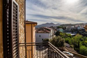 balcón con vistas a la ciudad en La Castellana en Caldana