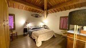 1 dormitorio con 1 cama en una habitación con suelo de madera en Agriturismo Ferrara Chalet, en Vigarano Mainarda