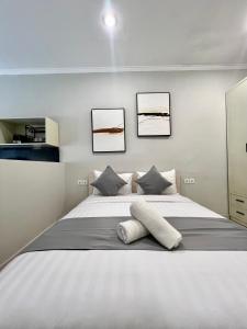 A bed or beds in a room at SUNNYRENT. Guest villa Dreamland