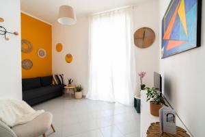 - un salon avec un canapé et une fenêtre dans l'établissement Luminoso appartamento vicino alle Cinque Terre (CITRA: 011015-LT-3028), à La Spezia