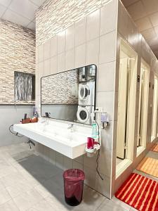Bilik mandi di Economy Class Hostel