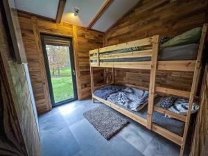 a room with two bunk beds in a log cabin at Rózin 1850 Pstragarnia Czas płynie wolniej. Dubie. in Krzeszowice