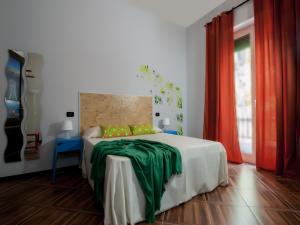 - une chambre avec un lit doté d'une couverture verte dans l'établissement Your Bed Napoli, à Naples