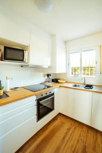 Kuchyňa alebo kuchynka v ubytovaní Apartamento HORIZON PARADISE - Primera linea de playa
