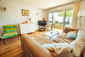Televízia a/alebo spoločenská miestnosť v ubytovaní Apartamento HORIZON PARADISE - Primera linea de playa