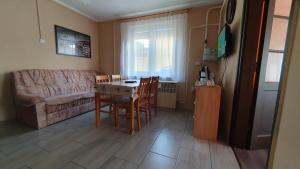 博加奇的住宿－Zsuzsa Vendégház，客厅配有桌椅和沙发