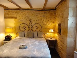 um quarto com uma cama grande num quarto em Au Pied du CHÂTEAU - 5 à 11 personnes - Baignade-canoë-piste cyclable à 100 m em Castelnaud La Chapelle