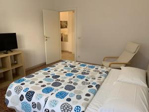 ein Schlafzimmer mit einem Bett und einem Stuhl in der Unterkunft Venere Apartment in Florenz