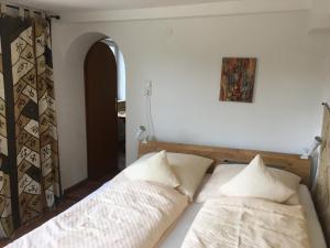 - un lit dans une chambre avec 2 oreillers dans l'établissement Haus Diana, à Badenweiler