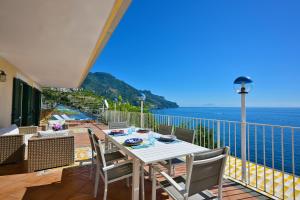 a balcony with a table and chairs and the ocean at Ravello Art Hotel Marmorata in Ravello