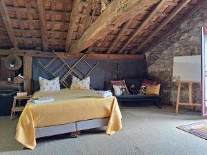 a bedroom with a bed and a couch in a room at Domaine Baraque in Pouillon