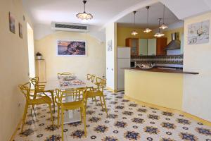una cucina e una sala da pranzo con tavolo e sedie di Ravello Art Hotel Marmorata a Ravello