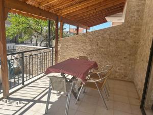 een patio met een tafel en stoelen op een balkon bij Denize 200 metre, 3+1 Bahçeli Villa in Ortaköy