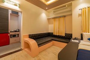 um quarto com uma cama e um banco em The Venue By Seasons Suites- em Dod Ballāpur