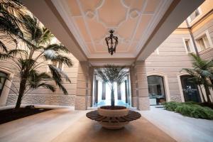 un soggiorno con soffitto con lampadario pendente di Davids Room Palazzo Tamborino a Lecce
