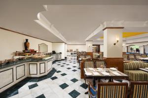 Ein Restaurant oder anderes Speiselokal in der Unterkunft V Sarovar Portico MI Road Jaipur 