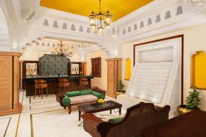 Ein Sitzbereich in der Unterkunft V Sarovar Portico MI Road Jaipur