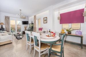 eine Küche und ein Wohnzimmer mit einem Tisch und Stühlen in der Unterkunft Athenian Oasis Near Metro Station in Athen