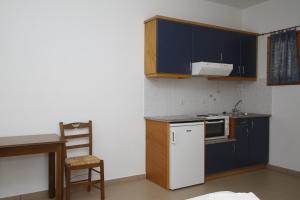 A kitchen or kitchenette at Rosa's Beach Studios