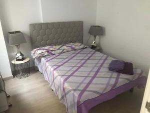 a bedroom with a bed and two lamps on tables at ALOJAMIENTO EN CULLERa in Cullera