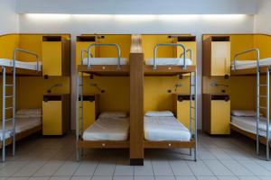 Postel nebo postele na pokoji v ubytování Seven Hostel & Rooms