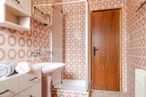 bagno con lavandino e doccia di Rooms Goreta a Kaštela (Castelli)