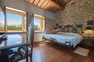 カステルヌオーヴォ・ベラルデンガにあるLa Gazzara Castell'in Villaの石壁のベッドルーム1室(ベッド1台付)