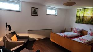 een woonkamer met een bank en een tafel bij Ruhige Oase in traumhafter Lage in Rabennest
