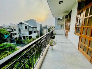 uma varanda com vista para a cidade em BedChambers Service Apartment, South City 1 em Gurgaon