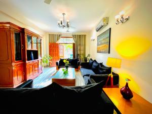 uma sala de estar com um sofá e uma mesa em BedChambers Service Apartment, South City 1 em Gurgaon