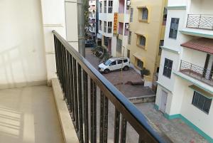 uma vista para uma rua a partir da varanda de um edifício em Hotel Mira international - Luxury Stay - Best Hotel in digha em Digha