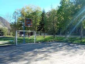 un aro de baloncesto con una red en una cancha en Complejo Bubal Formigal 3000, en Búbal