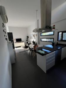 - une cuisine avec un comptoir noir dans une pièce dans l'établissement Luxury corner villa 3BR COSTA BLANCA, à Orihuela Costa