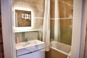 a bathroom with a sink and a bath tub at Liepgarten bei Ueckermünde Fewo 15 - Zum Kolk in Ueckermünde