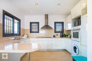 A kitchen or kitchenette at Villa Sapphire by Abahana Villas