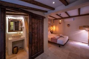 um quarto com uma cama, um espelho e um lavatório em K Bozcaada Revma em Bozcaada