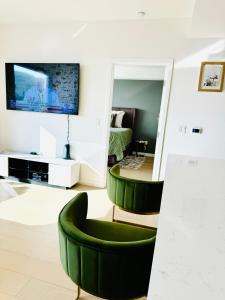 salon z zielonym krzesłem i lustrem w obiekcie Relax On The Penthouse Floor DTLA With A View w Los Angeles