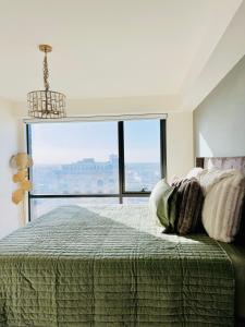 1 dormitorio con 1 cama y ventana grande en Relax On The Penthouse Floor DTLA With A View en Los Ángeles