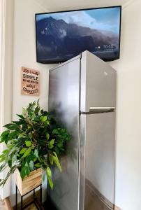 ザルネシュティにあるApartament Eminescu 2の冷蔵庫、壁掛けテレビが備わる客室です。 +7枚の写真