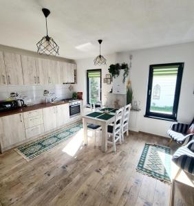 ザルネシュティにあるApartament Eminescu 2の部屋にテーブルと椅子のあるキッチン