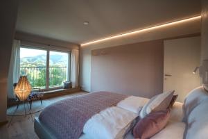 Postel nebo postele na pokoji v ubytování 2 stilvolle Ferienhäuser Südsteiermark ruhige Lage top Aussicht & Wallbox + 109 fotografií