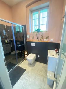 Vannituba majutusasutuses FOUR ROOMS Carlsbad Authentic