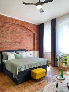 Voodi või voodid majutusasutuse FOUR ROOMS Carlsbad Authentic toas