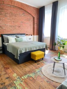 1 dormitorio con cama y pared de ladrillo en CARLS AUTHENTIC B&B en Karlovy Vary