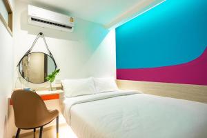 Postel nebo postele na pokoji v ubytování L MINITEL at Night Bazaar Chiangmai