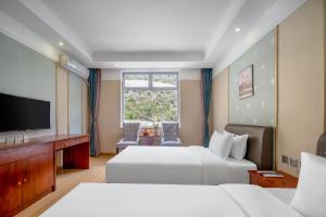 Кровать или кровати в номере Jiuzhai Journey Hotel