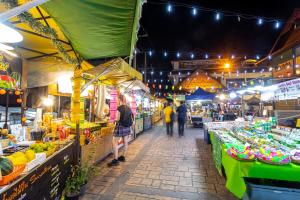 Supermarket nebo jiné obchody v  kapslového hotelu nebo okolí